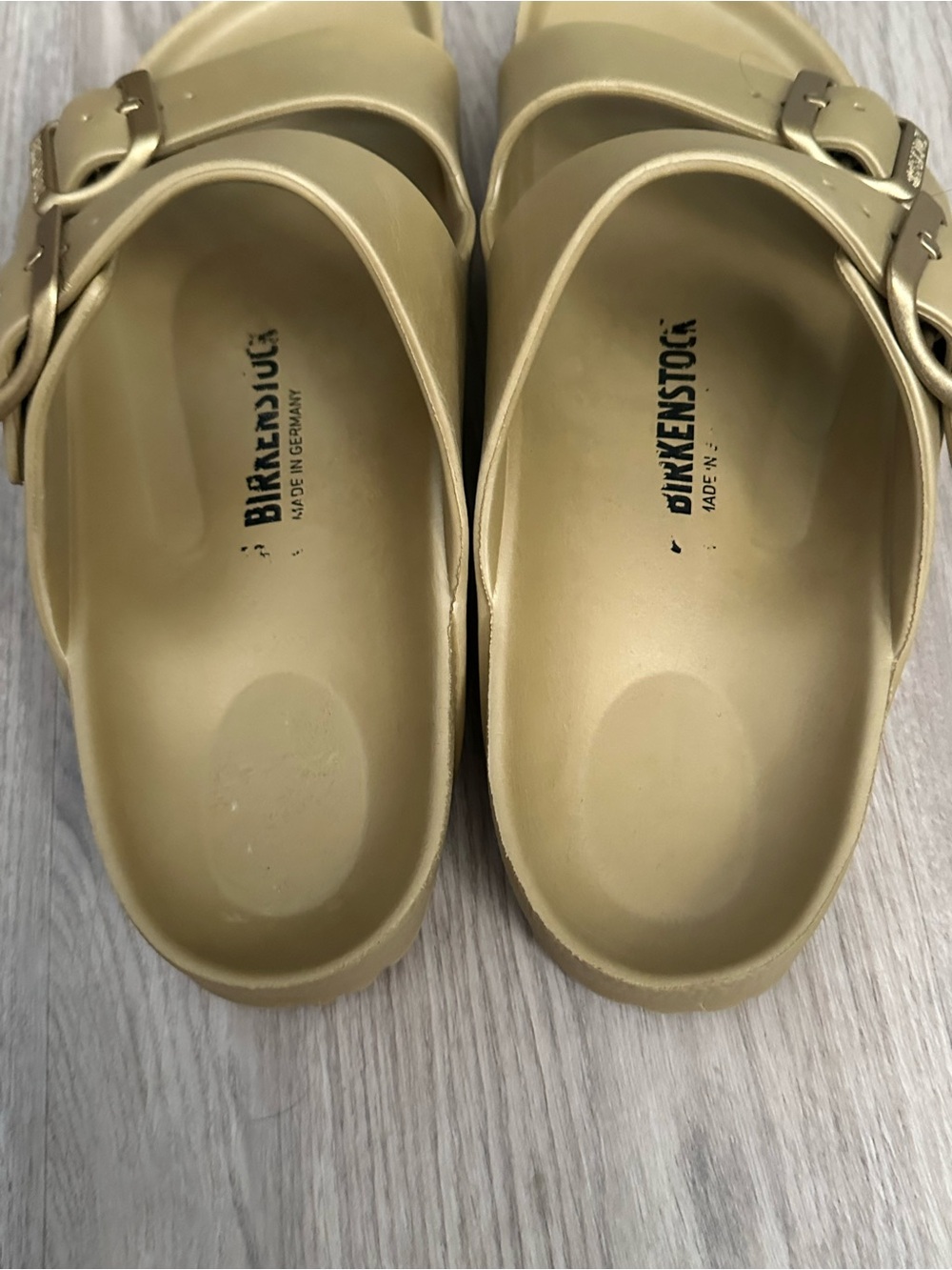 Birkenstock Arizona EVA sandals in the "Glamour Gold" colorway. - Picture 5 of 6